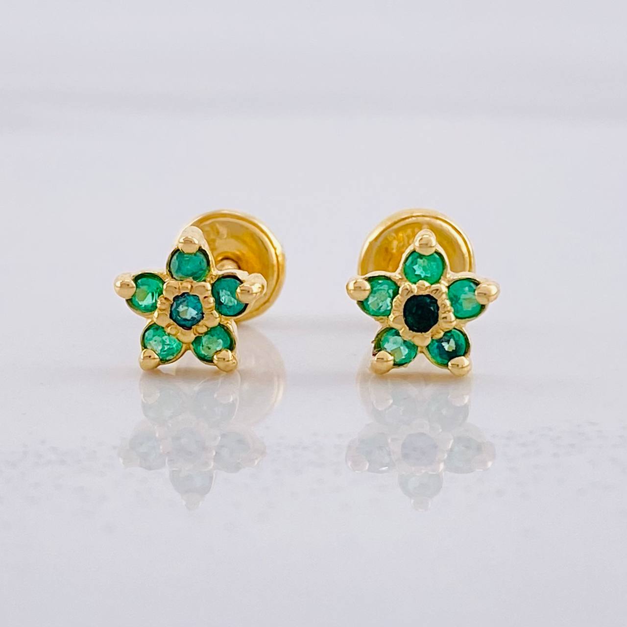Topos Flor Cinco Petalos Esmeraldas 17pts 1.3g / in / 6.6mm Oro Amarillo 18K