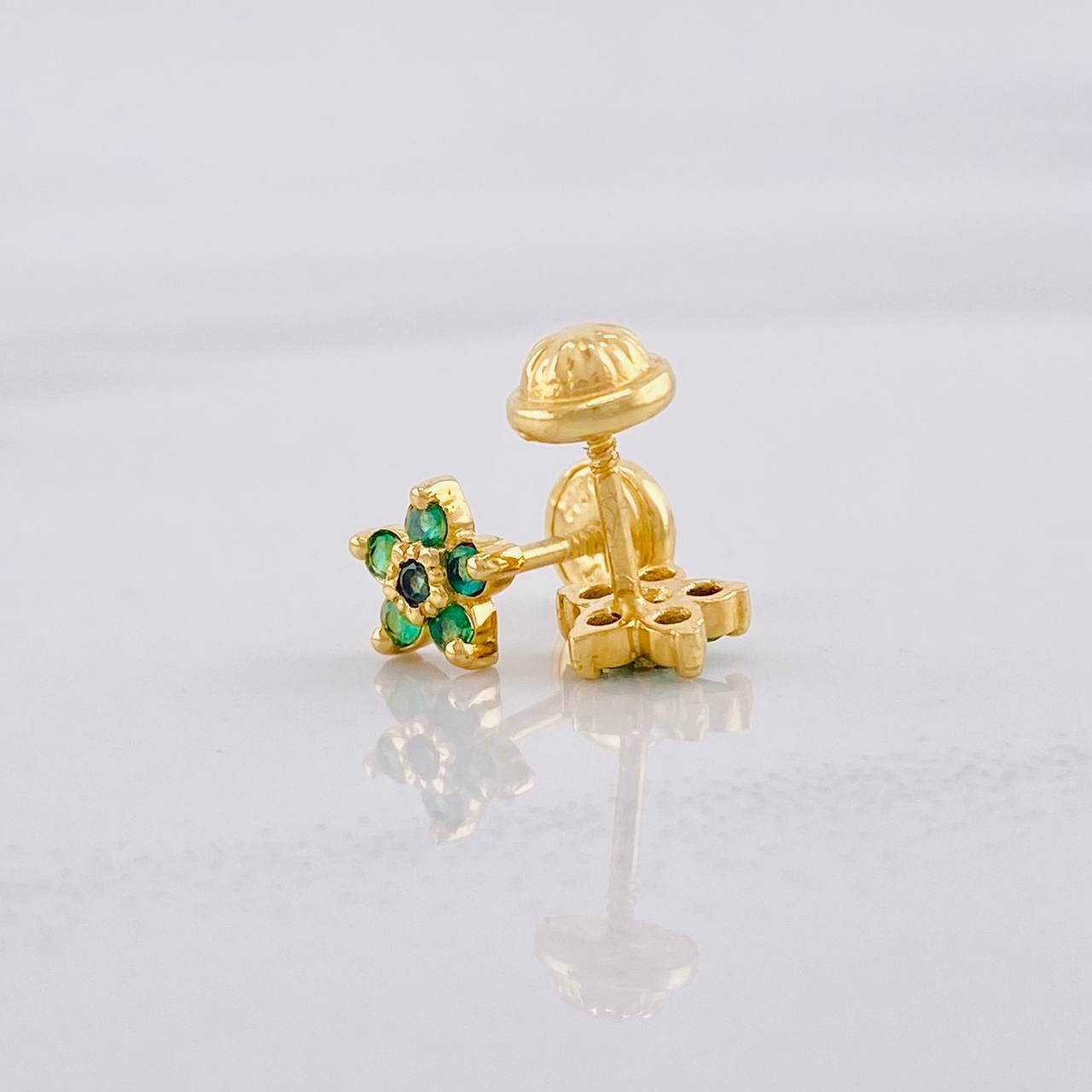 Topos Flor Cinco Petalos Esmeraldas 17pts 1.3g / in / 6.6mm Oro Amarillo 18K