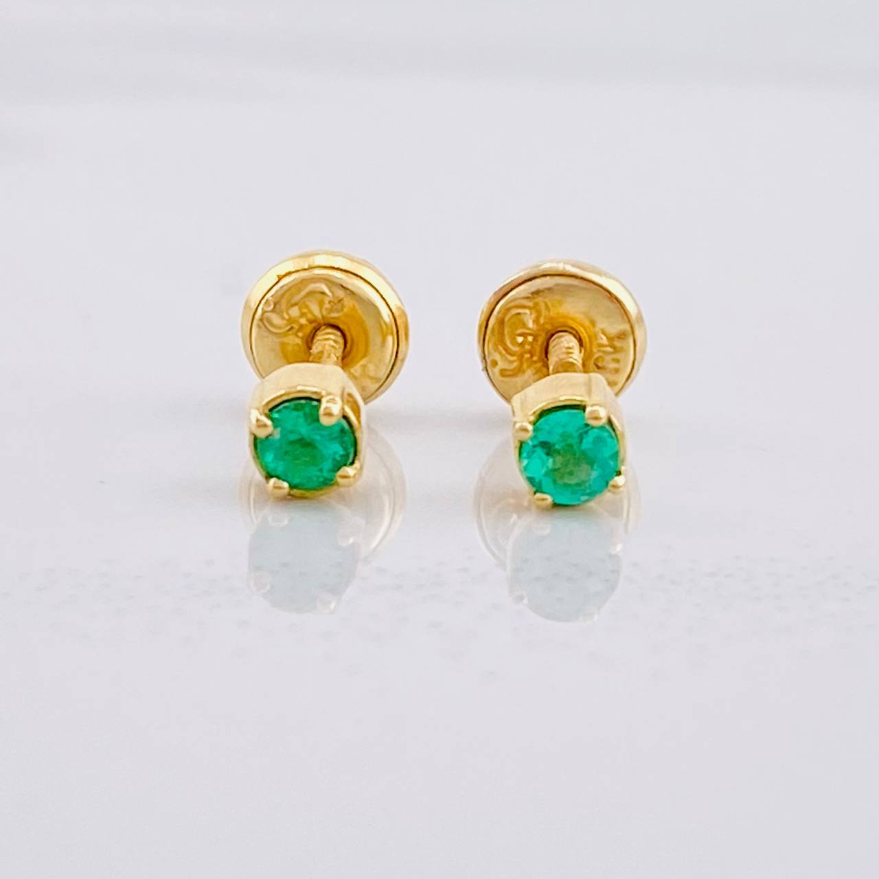 Topos Cuatro Garras Esmeraldas 3qts 1.15g / in / 4.2mm Oro Amarillo 18K