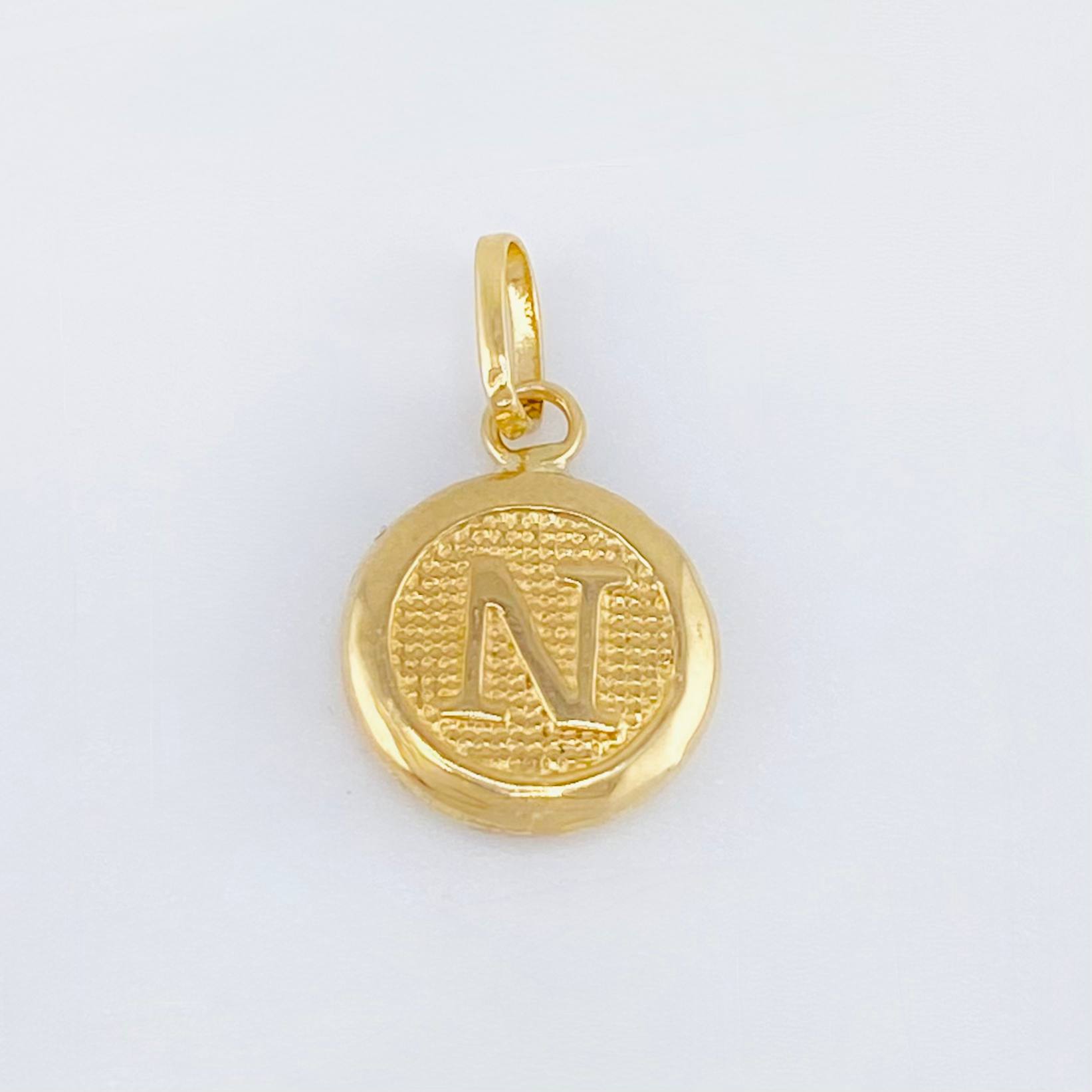 Pendant Letter N Textured Circle 0.4gr / 1/2 in / 18K Yellow Gold