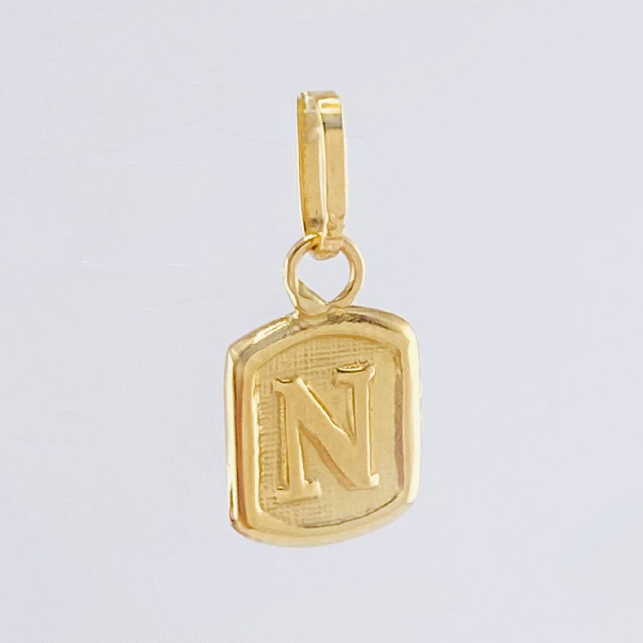 Dije Letra N Marco Texturizado 0.3gr / 1/2 in / Oro Amarillo 18K