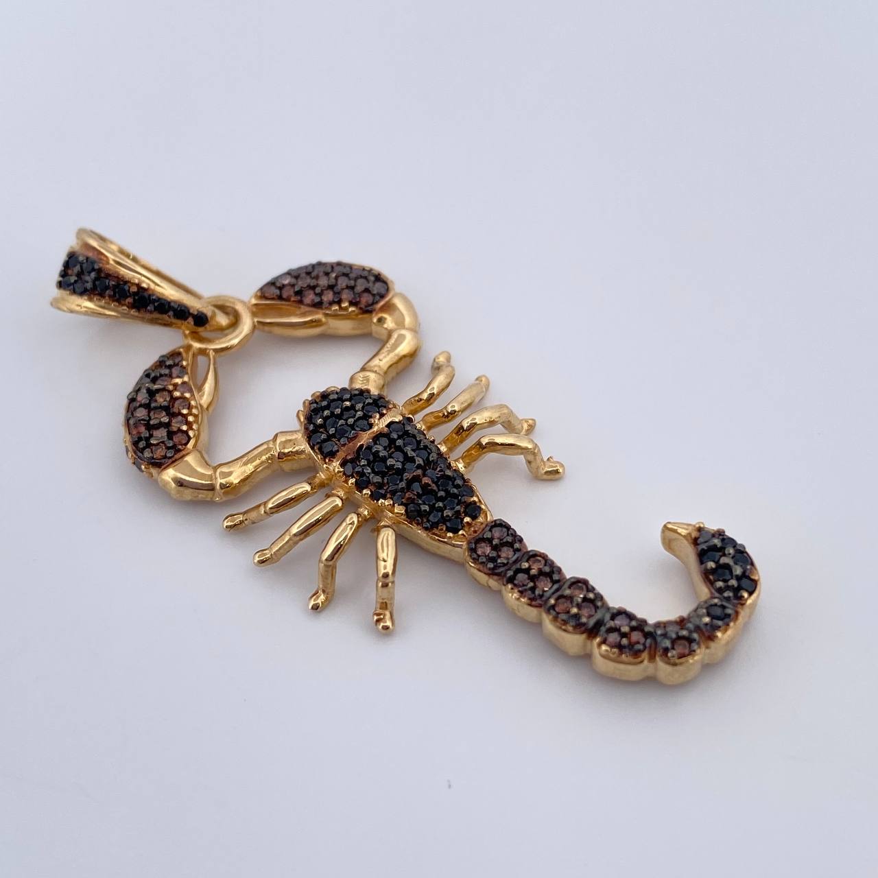 Dije Escorpion 6.35gr / 2 in / Dos Oros Negro Amarillo 18K %