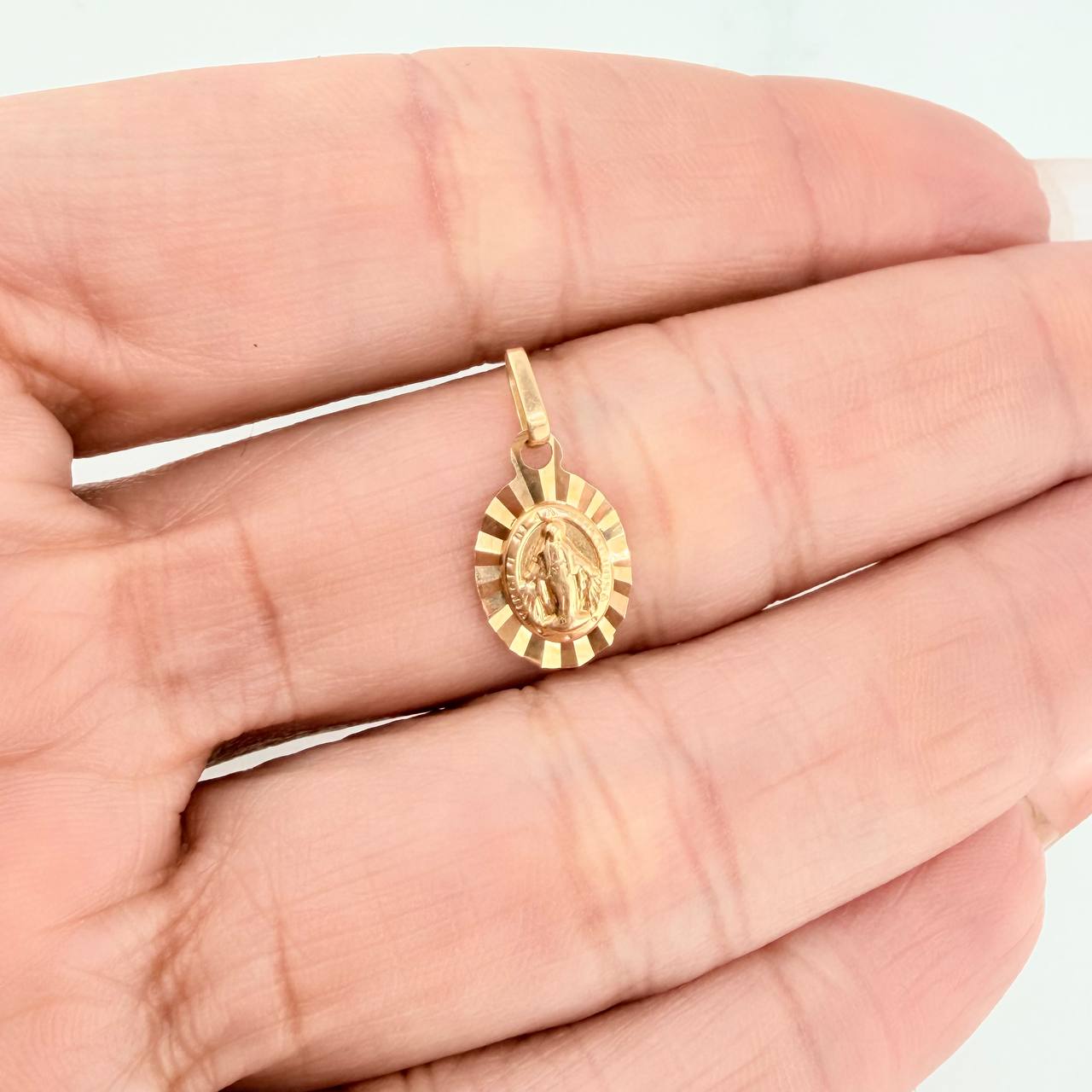 Dije Virgen Milagrosa 0.9gr / 3/4 in / Oro Amarillo 18K %