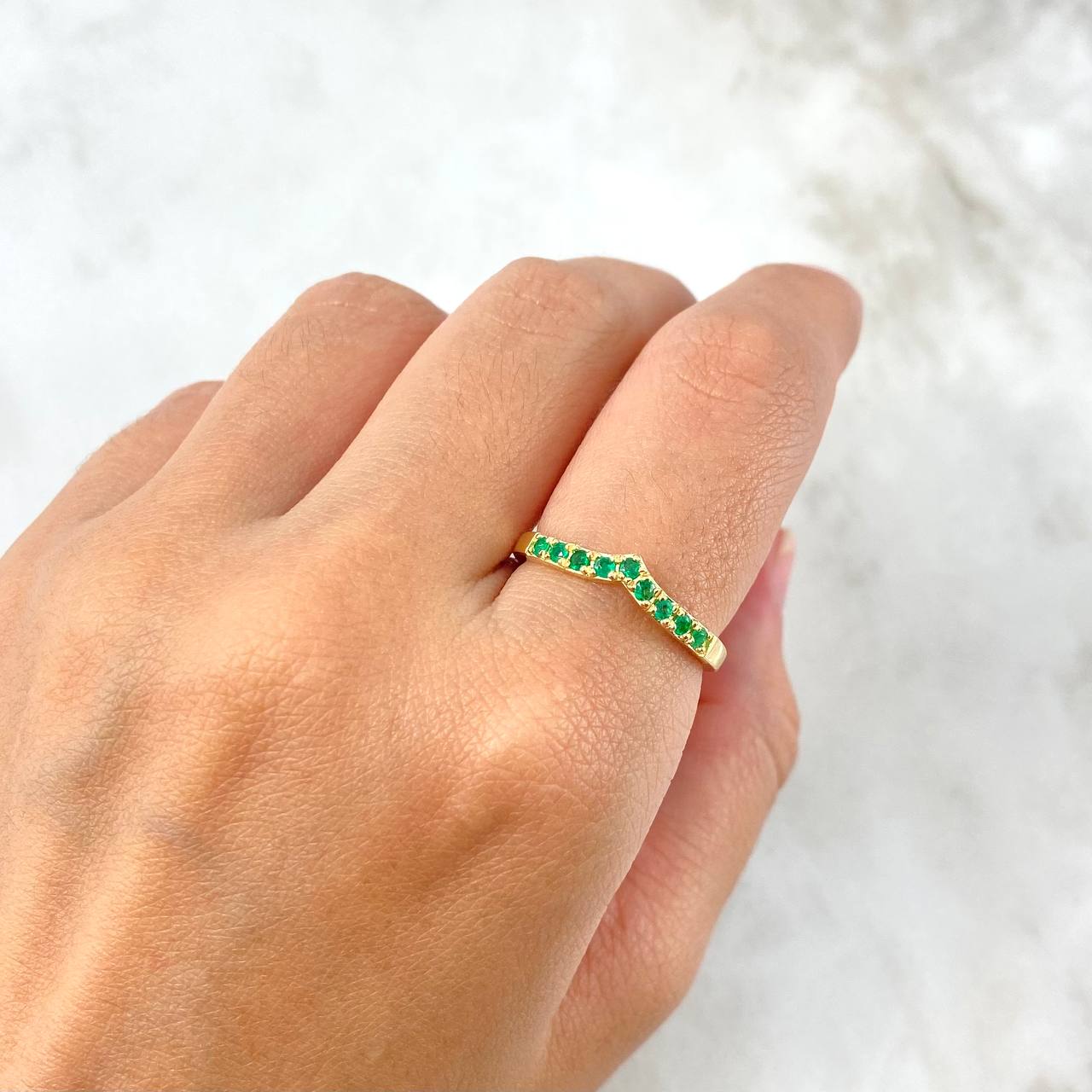 Tiara Ring in Hidden V 2.05gr T6 3/4 Emeralds 25pts Yellow Gold (Jewel)*