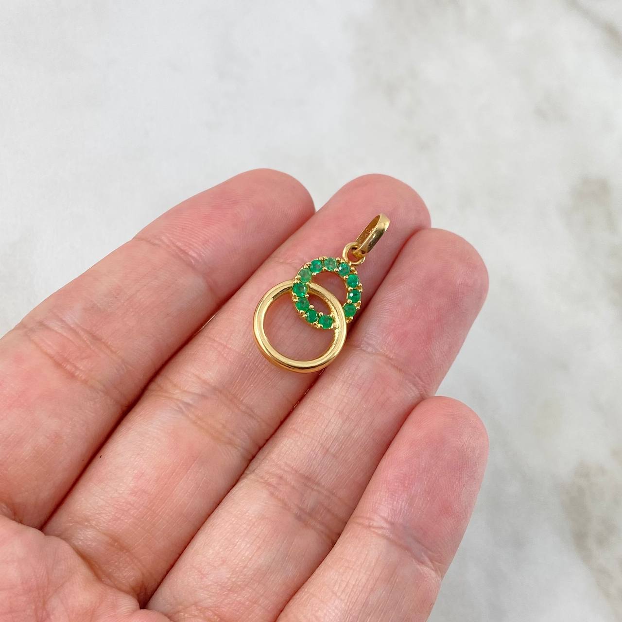 Dije Aros Superpuesto 1.5gr / 2.5cm / Esmeraldas 36pts Oro Amarillo (Joya) ©