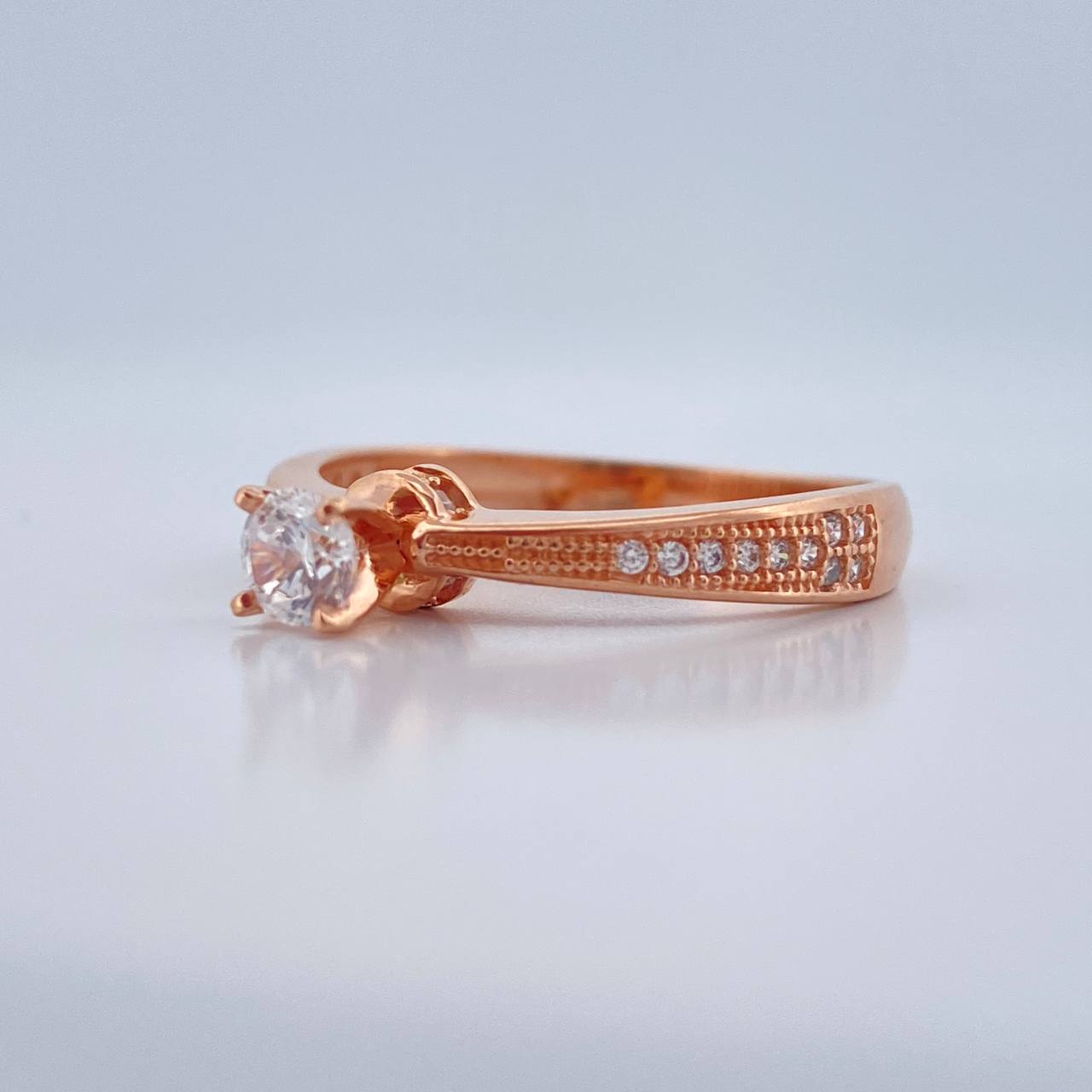 Anillo Solitario 2.85gr / T8 1/4 / Oro Rosa 18K %