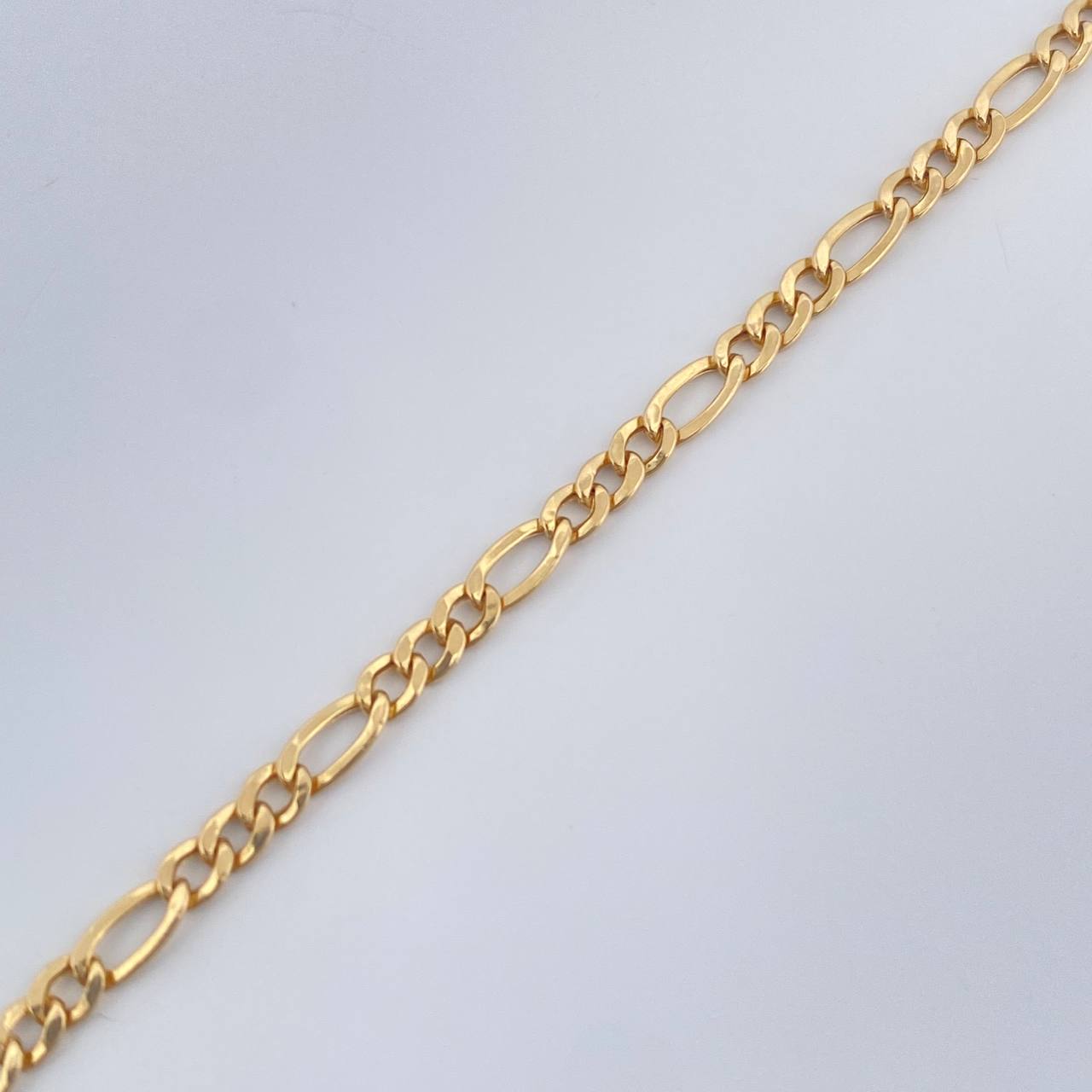 Pulso Figaro 0.7gr / 6 1/4 in / 2mm Oro Amarillo +1 18K %