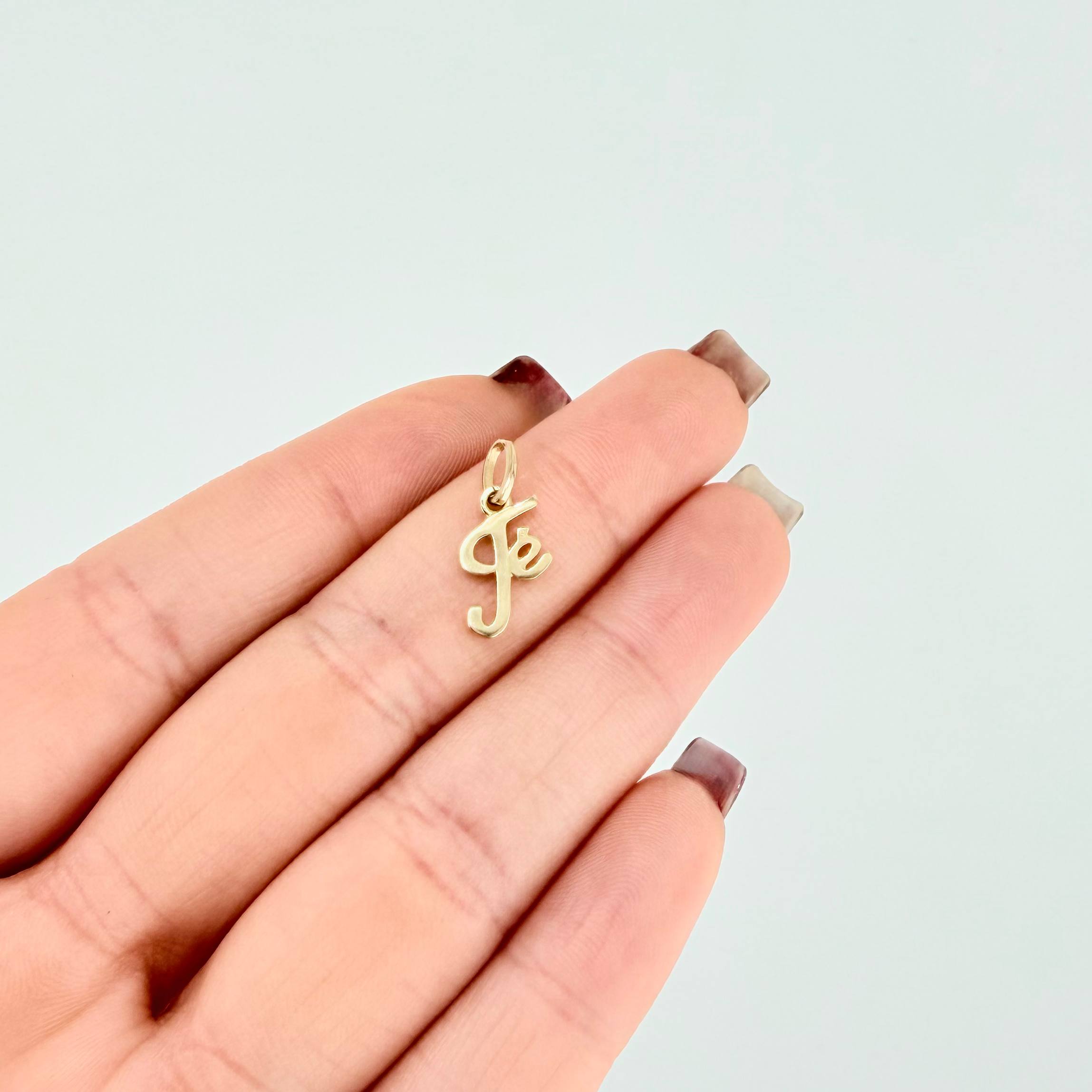 Dije Fe 0.85gr / 3/4 in / Oro Amarillo 18K *