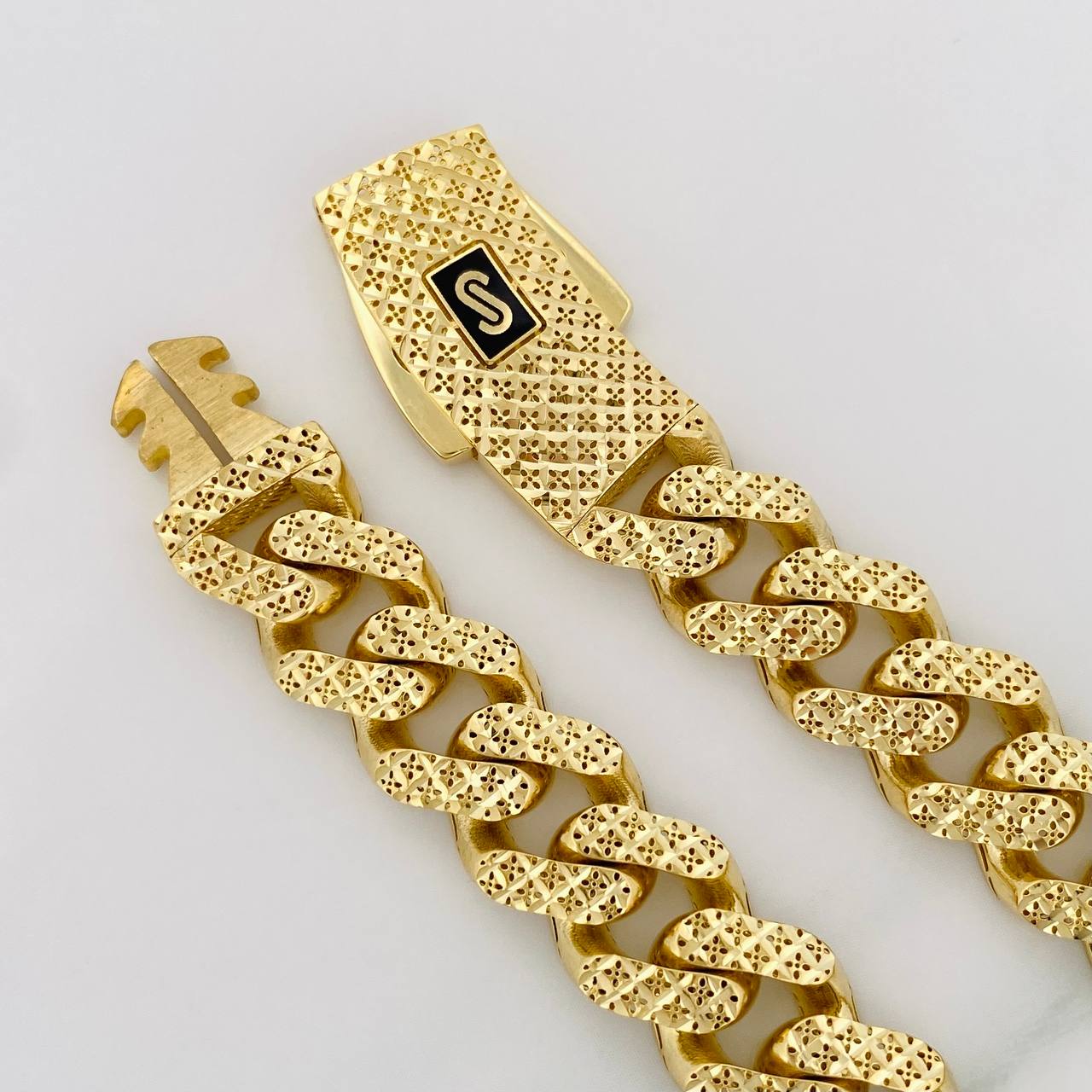 Cadena Cubano Infinito 47.15g / 24 in / 4.85mm Oro Amarillo 18K