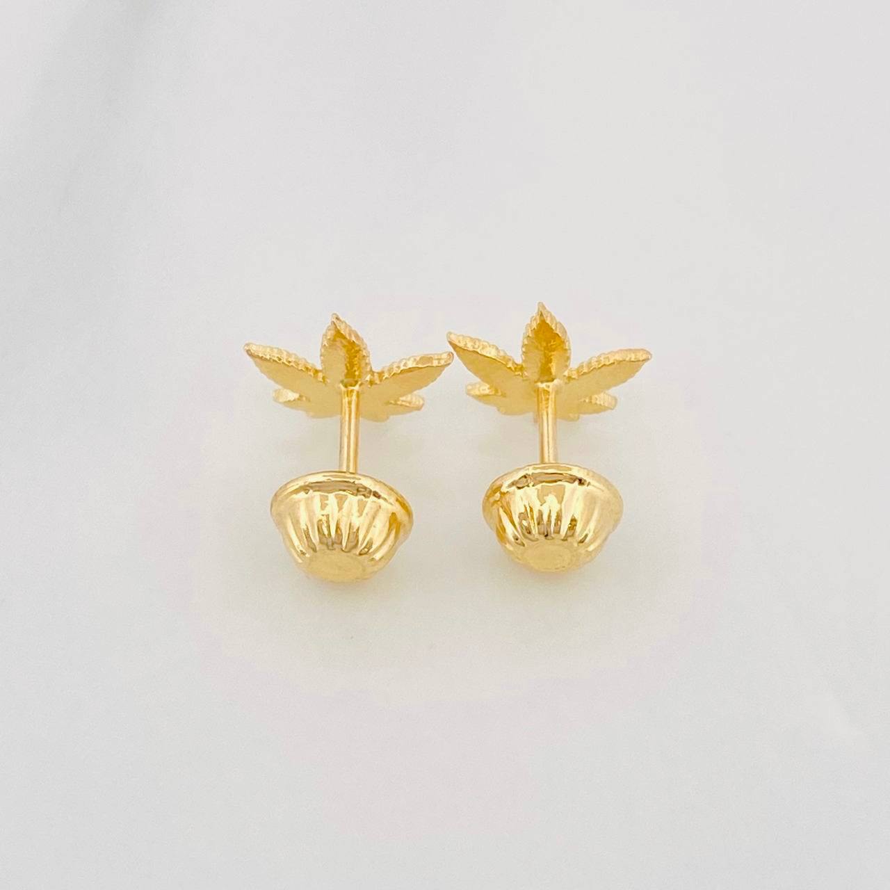 Stud Earrings Leaves Dotted 0.8g / in / 7.6mm Yellow Gold 18K