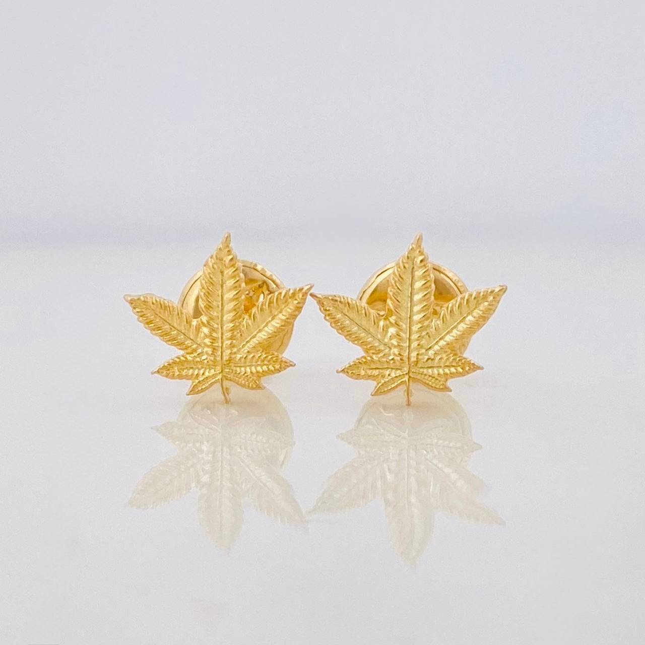Stud Earrings Leaves Dotted 0.85g / in / 7.4mm Yellow Gold 18K