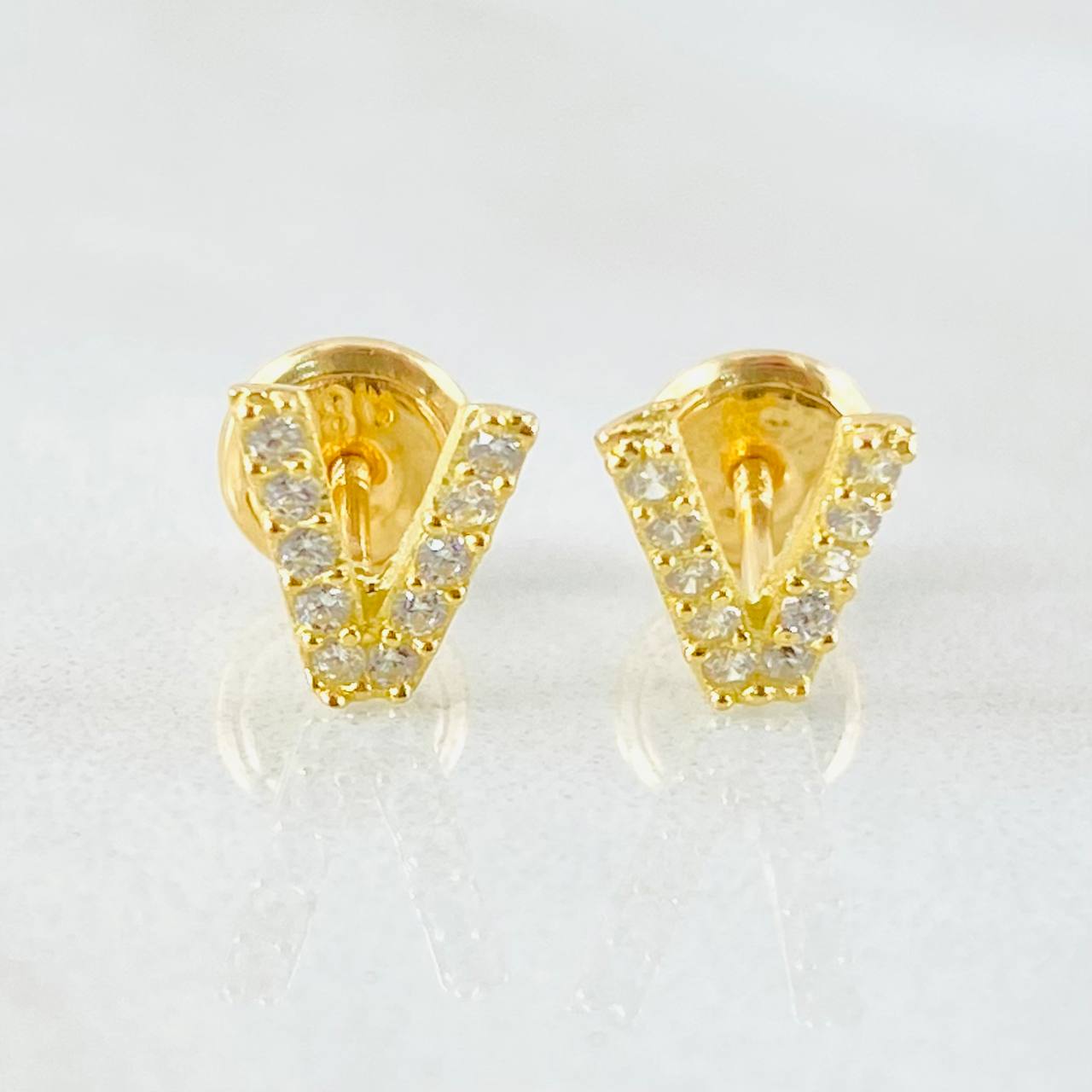 Topos Letra V 0.8gr / 5mm Oro Amarillo 18K