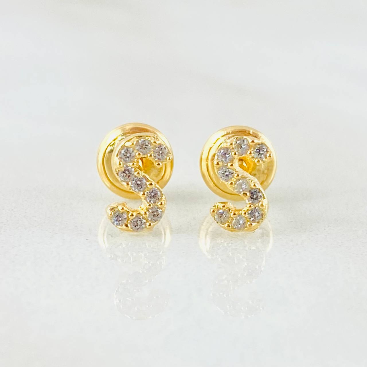 Stud Earrings Letter S 0.75gr / 18K Yellow Gold