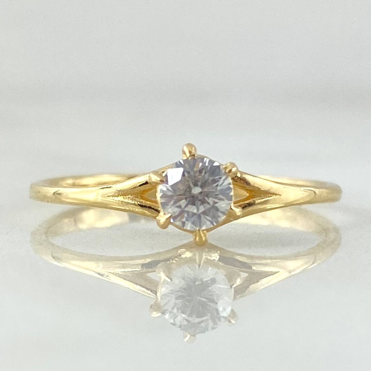 Hollow Rhombus Solitaire Ring 1.4gr / Size 5 1/2 / 18K Gold ©