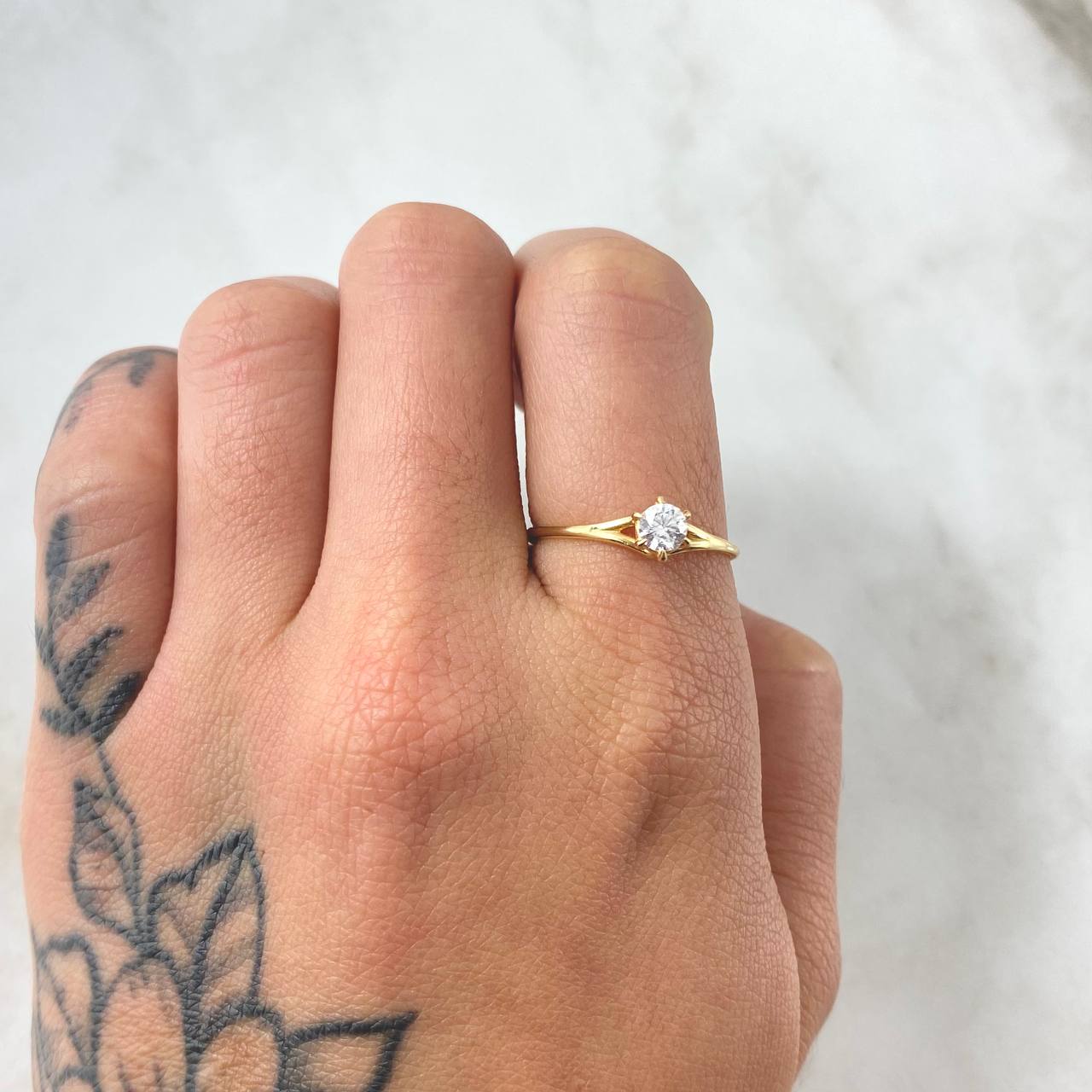 Hollow Rhombus Solitaire Ring 1.55gr / Size 6 1/2 / 18K Gold ©