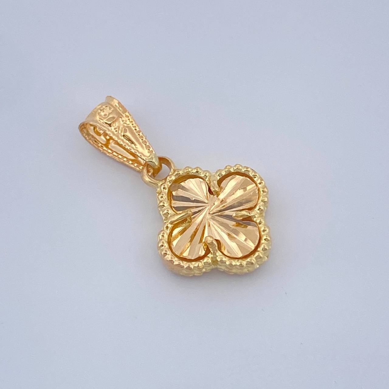 Dije Trebol Dorado 1.3gr / 3/4 in / Oro Amarillo Nac.Esp. 18K $