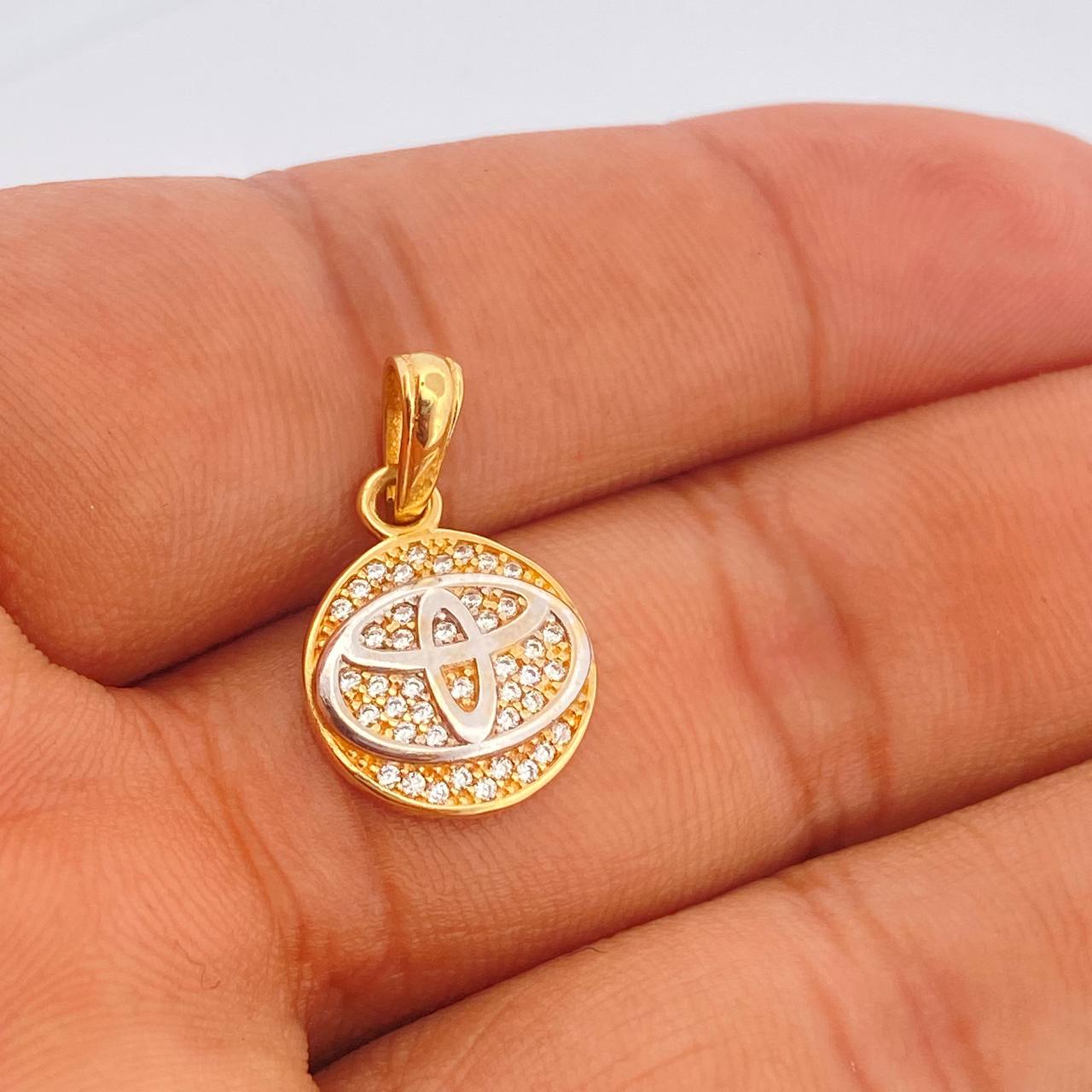 Dije Circulo Marca Automovil 2.3gr / 1 in / Dos Oros Amarillo Blanco 18K $