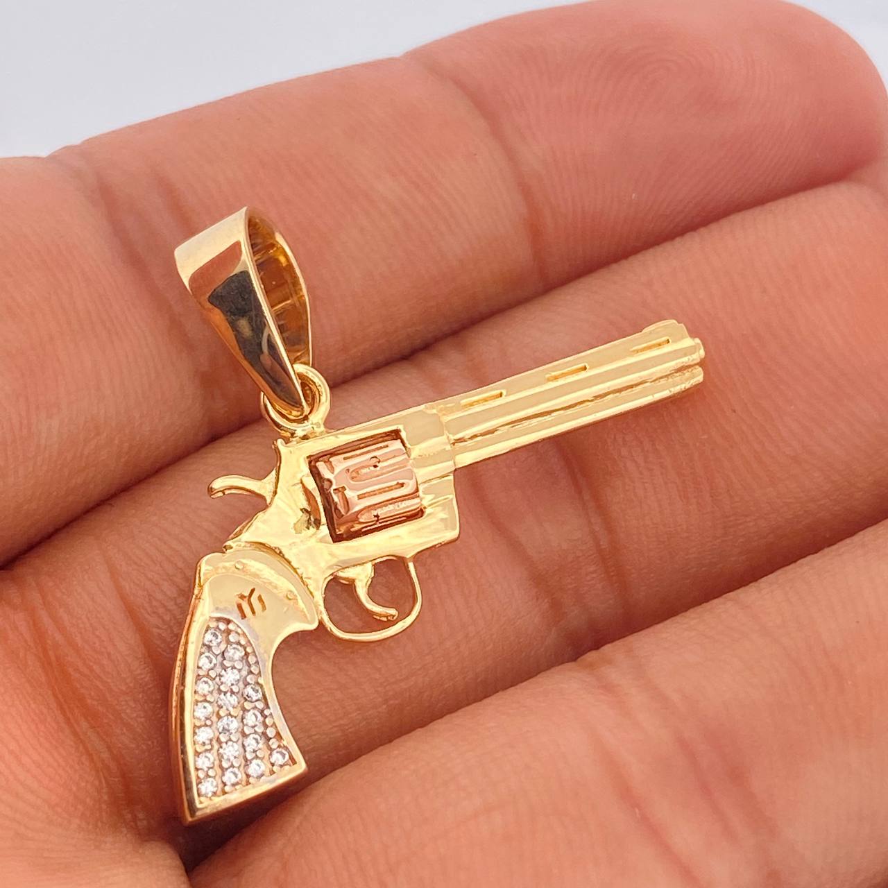 Pendant Gun 6.3gr / 3cm / White Zircons Three 18K Gold $