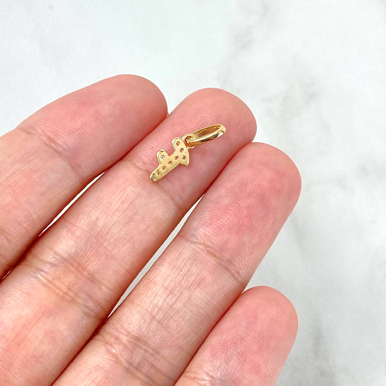 Dije Letra F Silueta 0.35gr / 1.6cm / Circones Blancos Oro Amarillo 18K ©