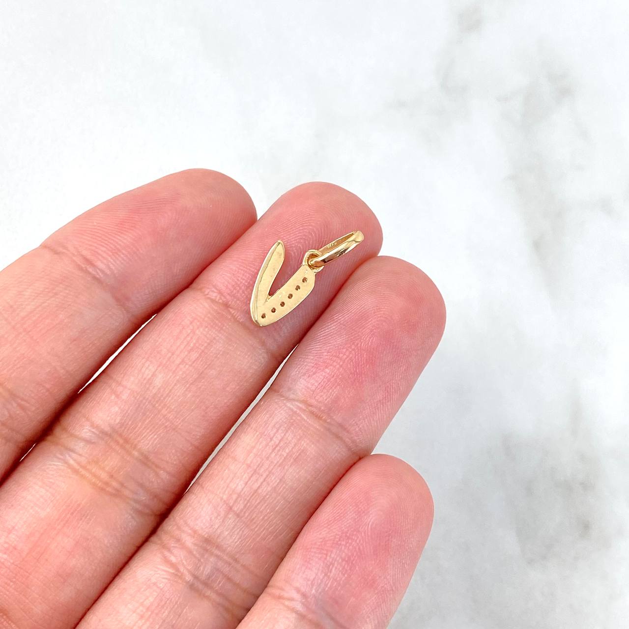 <i data-tl='475472E4'>Letter V Silhouette 0.7gr / 1.6cm / White Zircons 18K Yellow Gold *