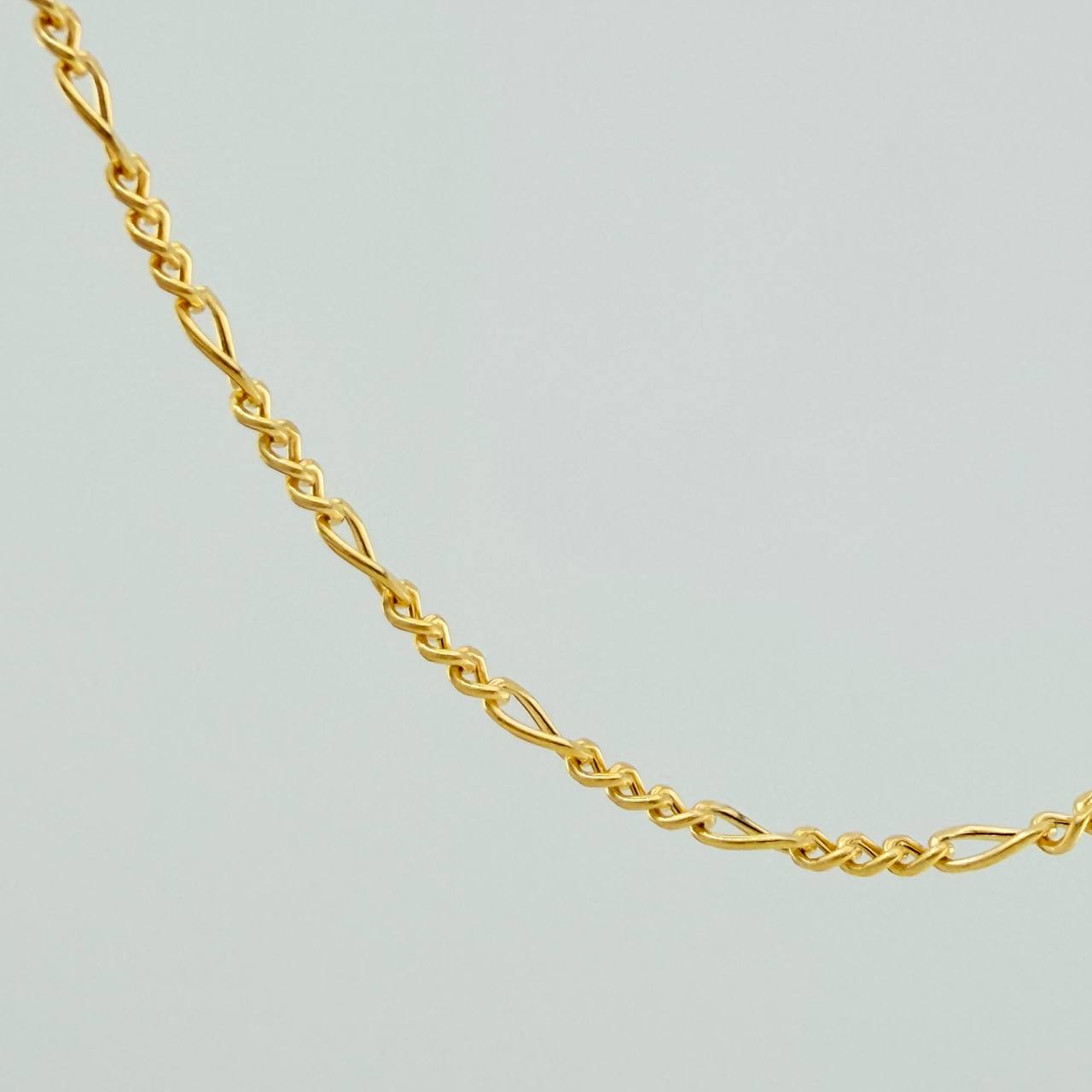 Cadena Figaro 1.65gr / 21 3/4 in / 1.37mm Oro Amarillo +1 18K $