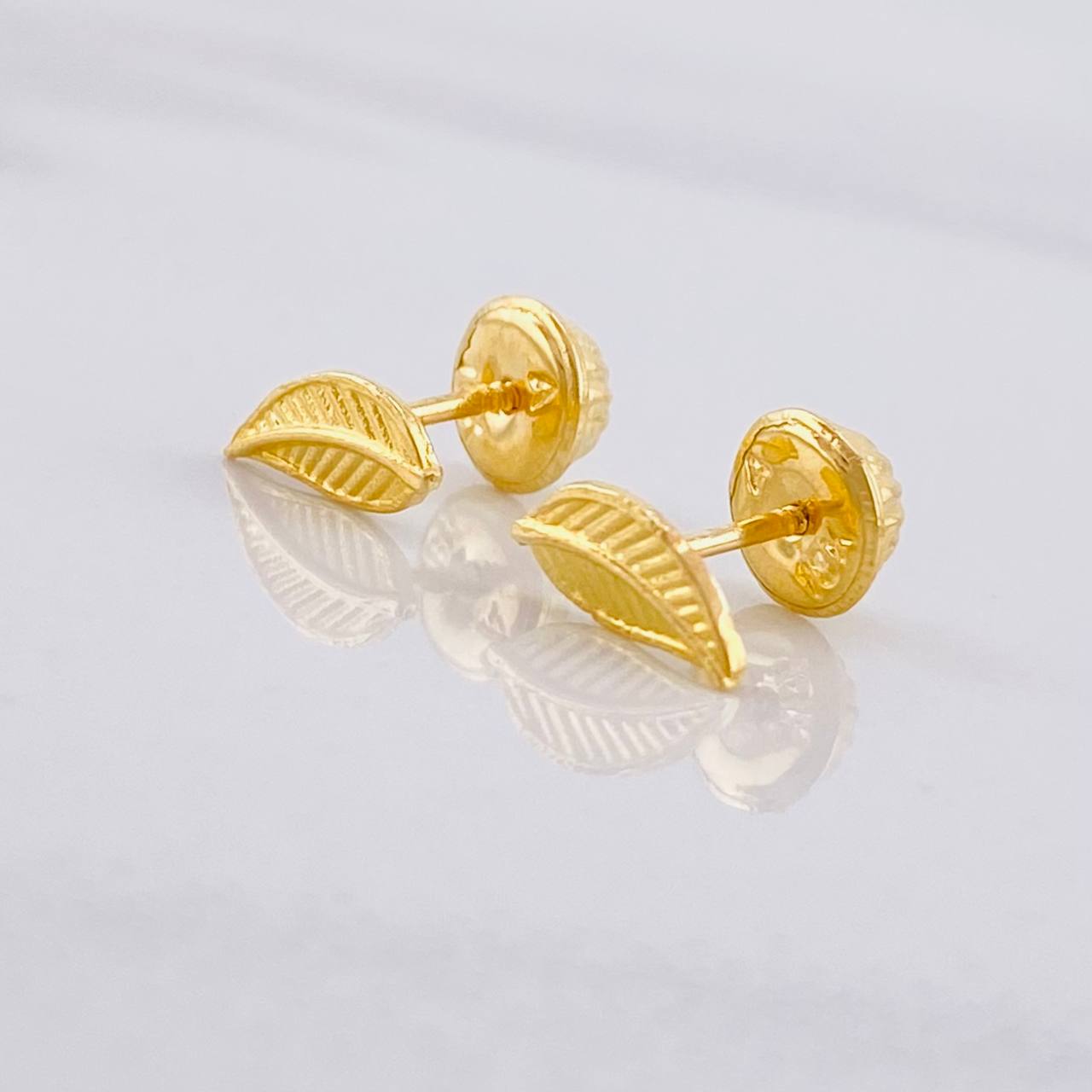 Leaf Stud Earrings 0.65g / in / 3.7mm Yellow Gold 18K