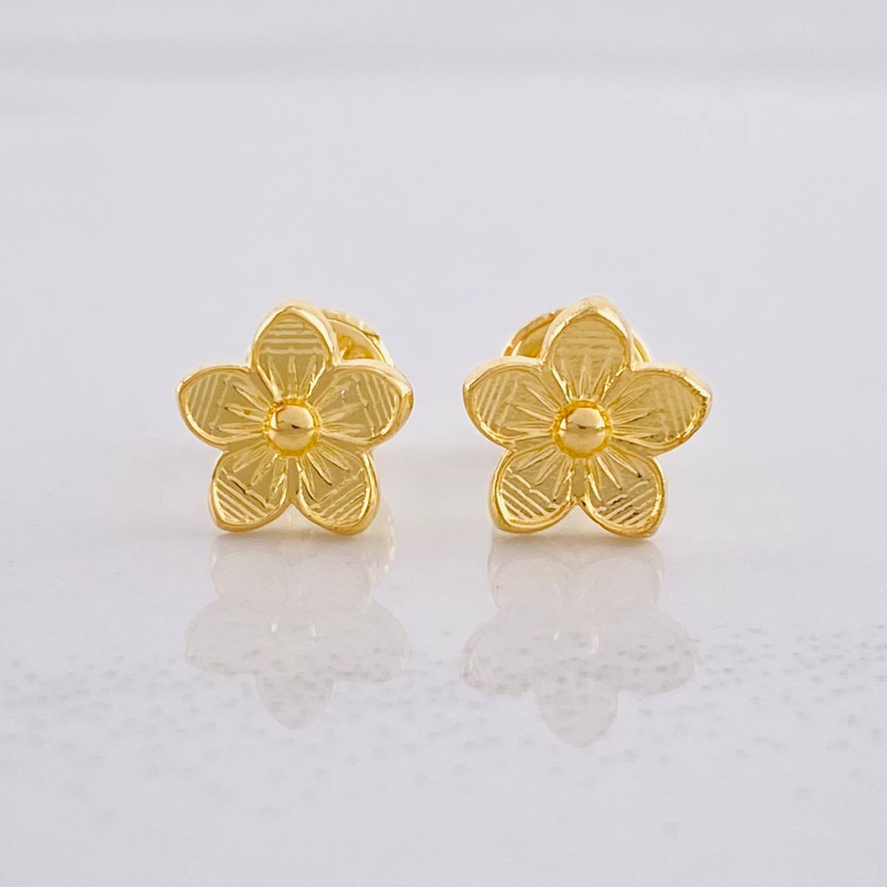 Flower Stud Earrings 1.2g / in / 7.7mm 18K Yellow Gold