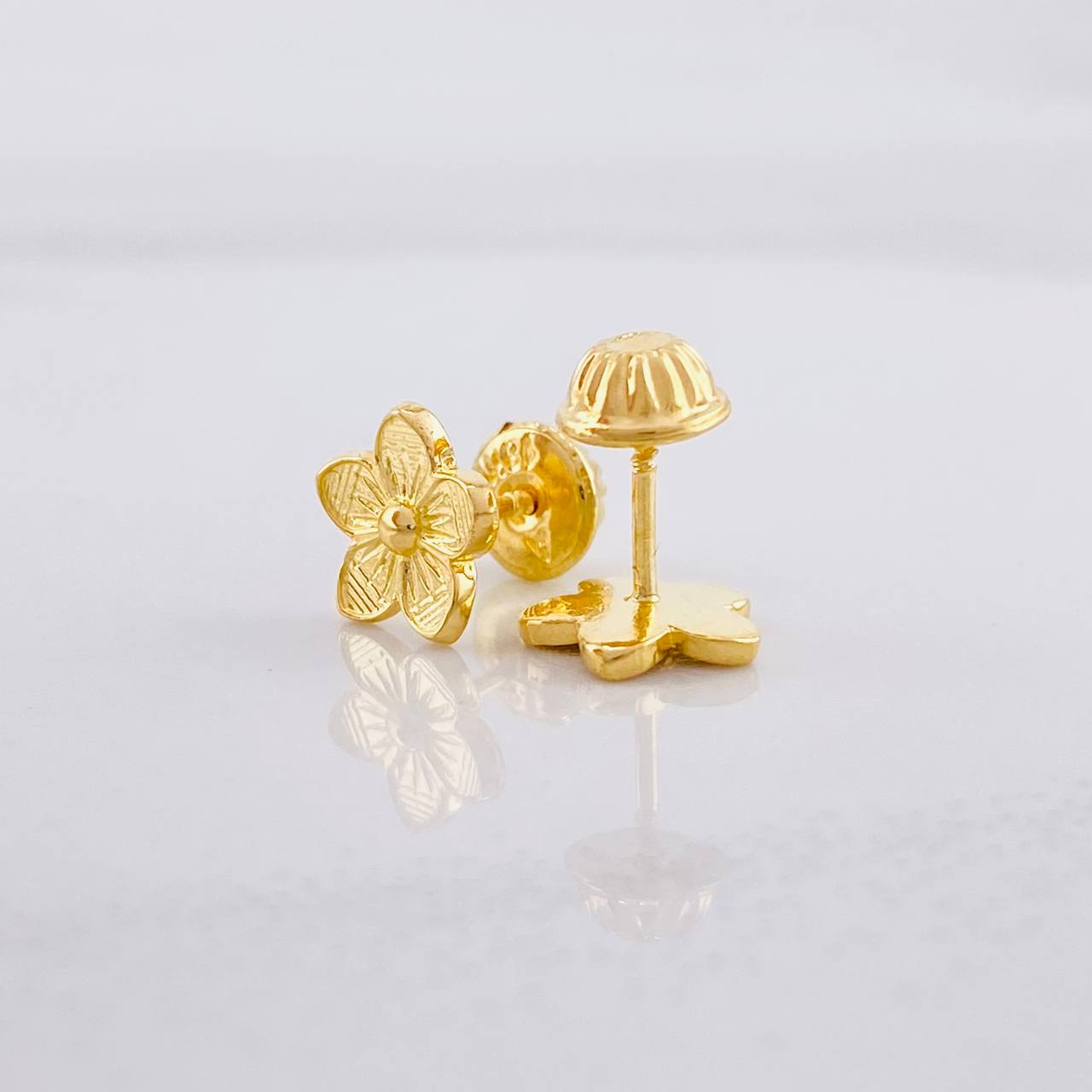 Stud Earrings Flower 1.2g / in / 7.6mm Yellow Gold 18K