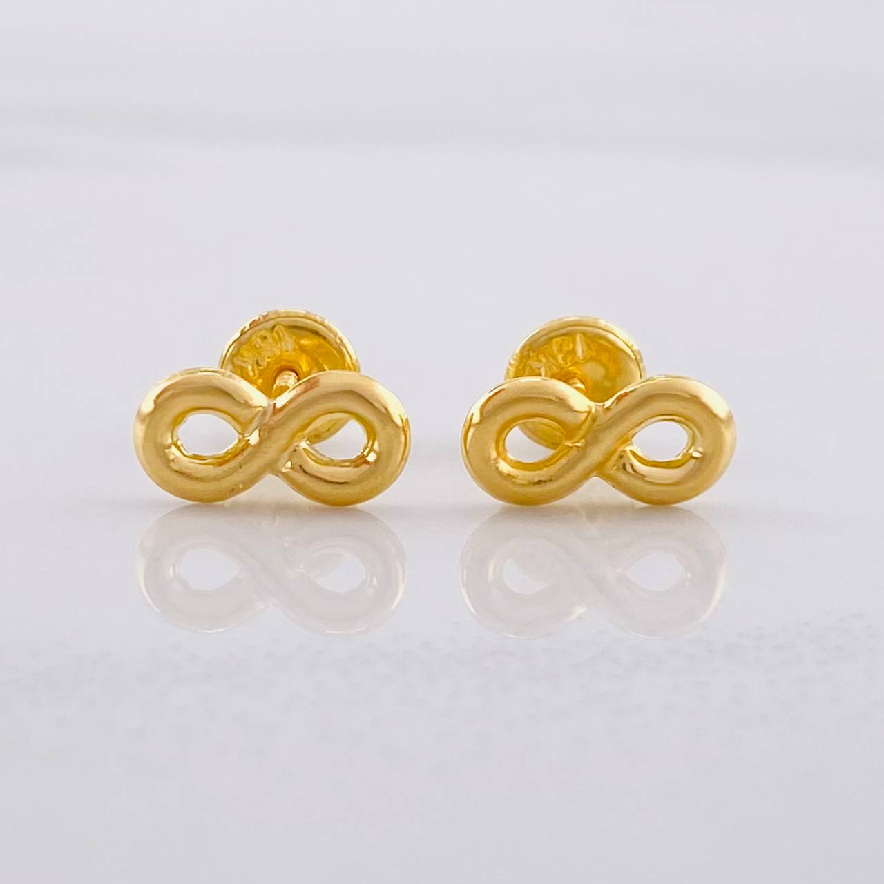 Infinity Stud Earrings 0.65g / in / 5mm Yellow Gold 18K