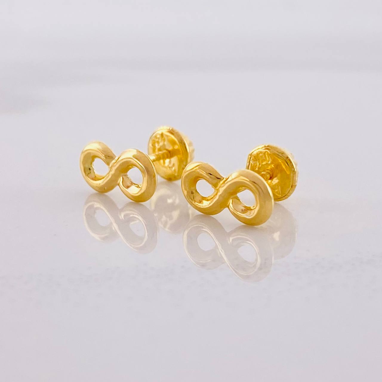 Infinity Stud Earrings 0.65g / in / 5mm Yellow Gold 18K