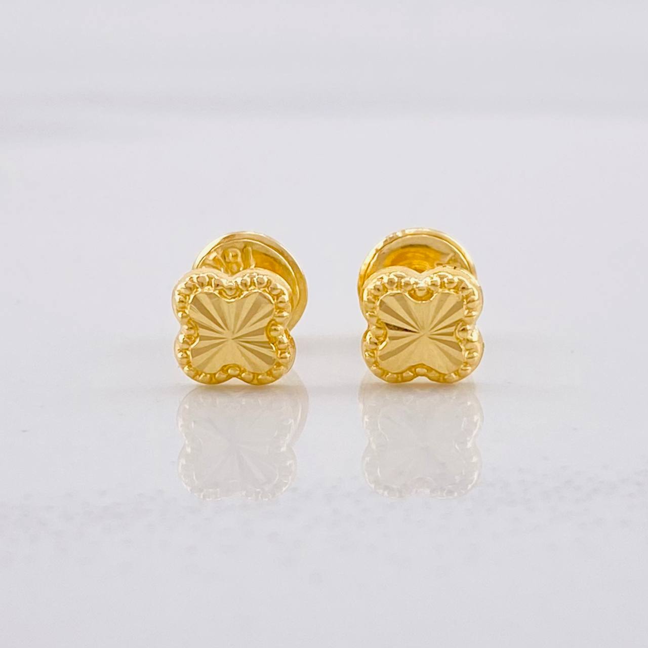 Topos Trébol Diamantado 0.45g / in / 5.2mm Oro Amarillo 18K