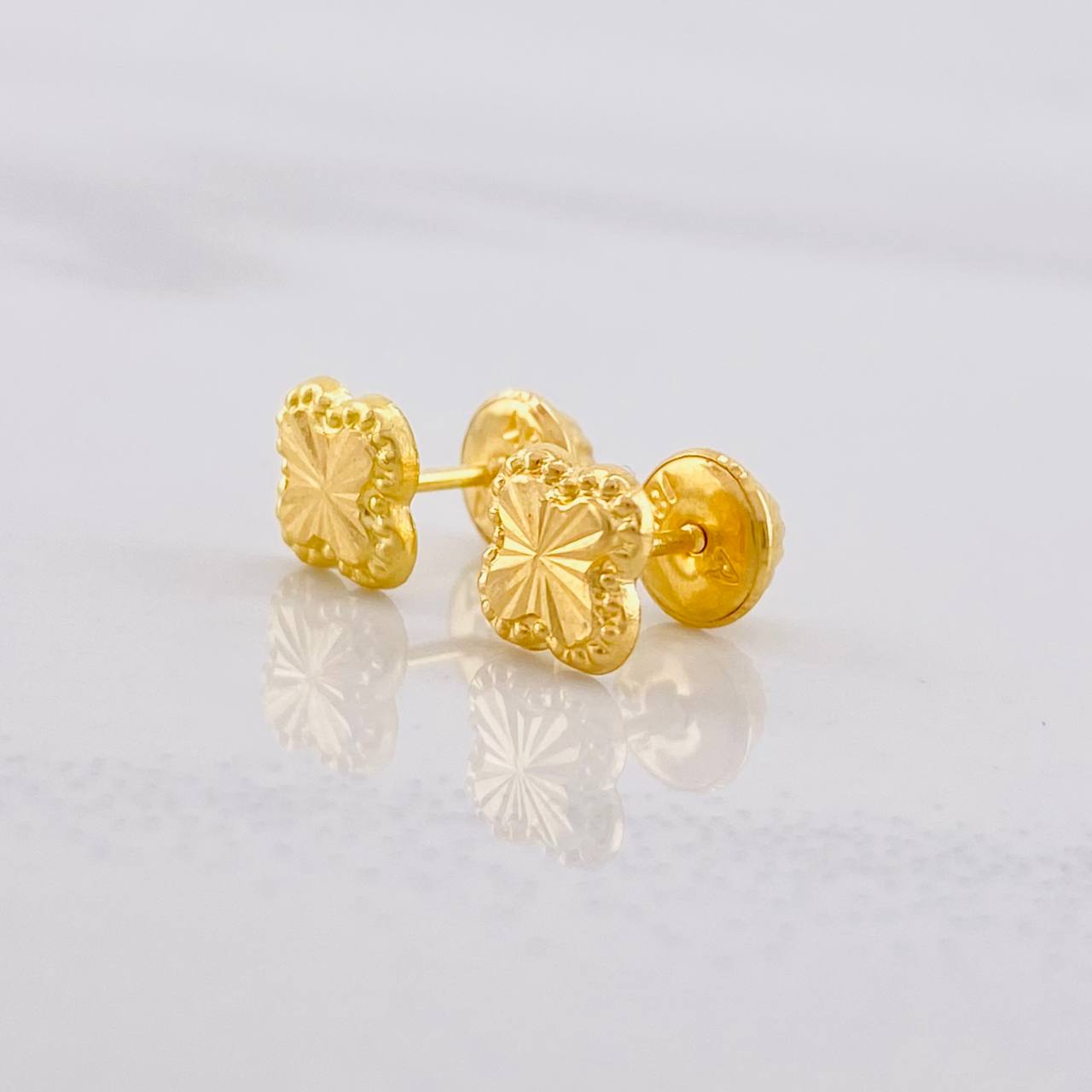 Topos Trébol Diamantado 0.55g / in / 6.1mm Oro Amarillo 18K