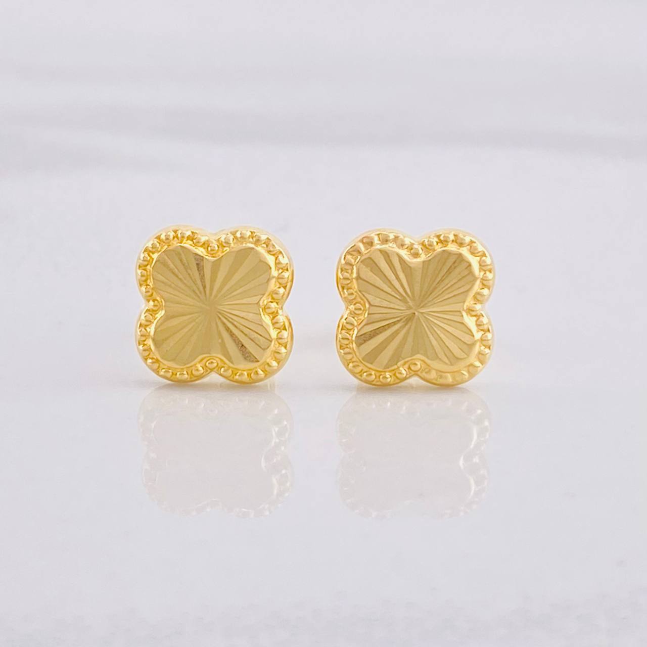 Diamond Cut Clover Stud Earrings 0.95g / in / 8.6mm Yellow Gold 18K