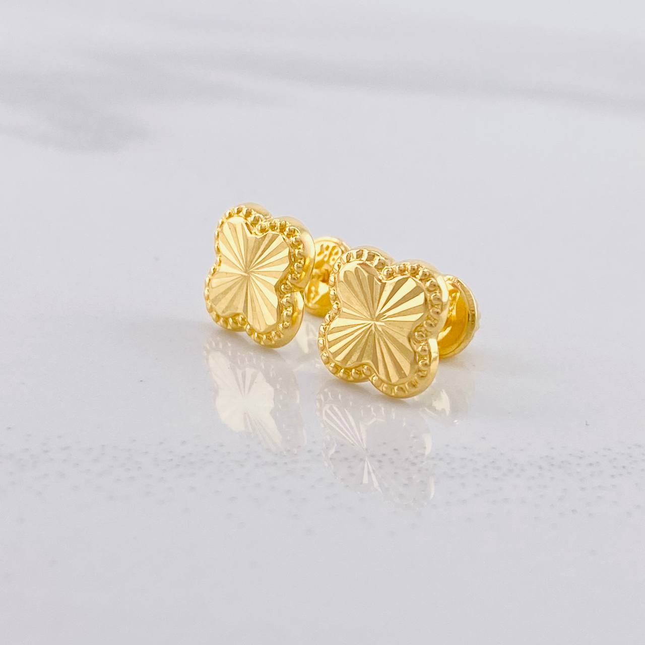 Topos Trébol Diamantado 0.9g / in / 8.6mm Oro Amarillo 18K