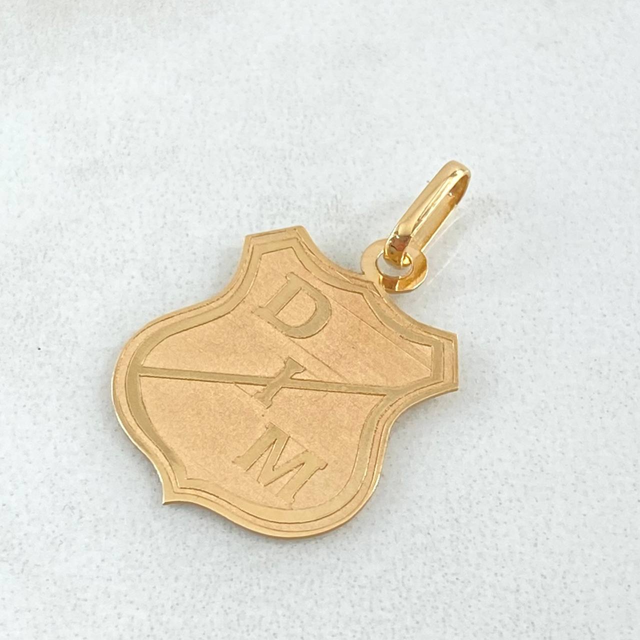 Pendant Independiente Medellin Shield 1.1gr / 1.0in / 18K Gold