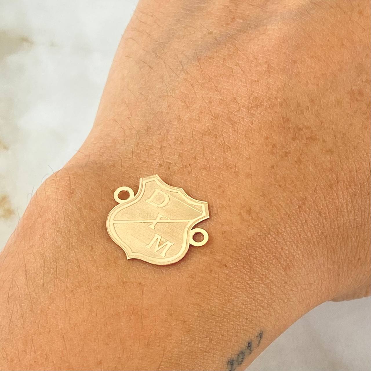 Charm Independiente Medellin Shield 0.9gr / 0.7in / 18K Gold