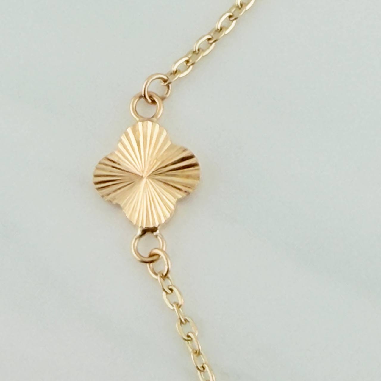 Clover Bracelet Classic Link 2.3gr / 7 1/2 in / 2.35mm 18K Yellow Gold %