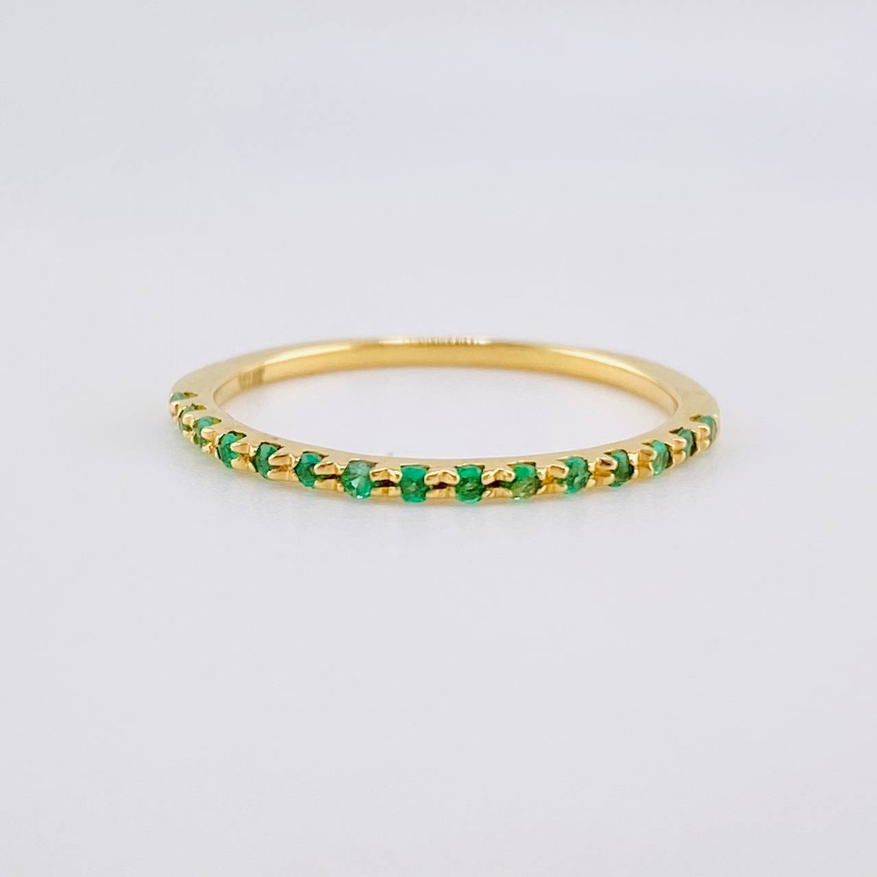 Anillo Carril Tupido Esmeralda 0.14Pts 1.15g / T6 Oro Amaillo 18K