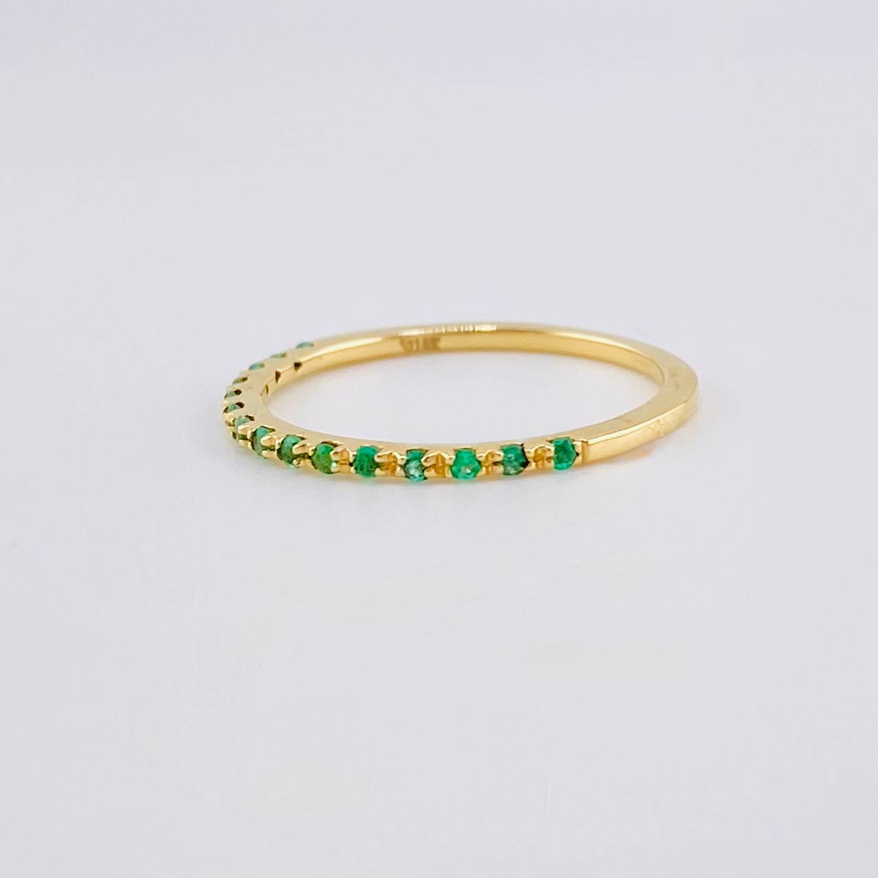 Anillo Carril Tupido Esmeralda 0.14Pts 1.15g / T6 Oro Amaillo 18K