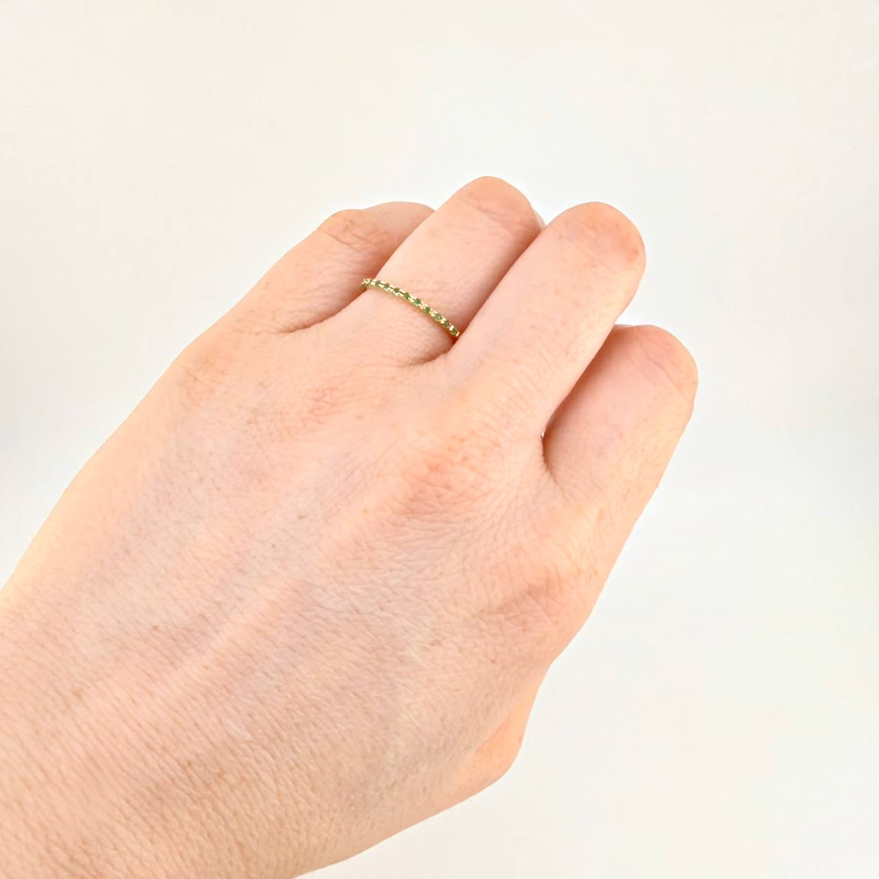 Anillo Carril Tupido Esmeralda 0.14Pts 1.15g / T6 Oro Amaillo 18K