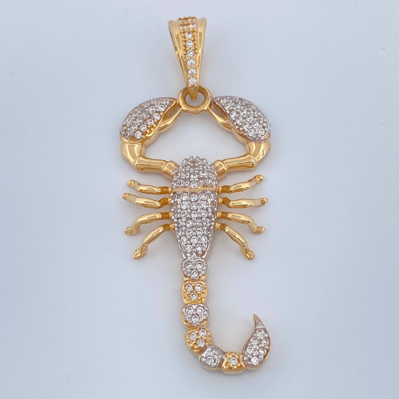 Dije Escorpion 6.1gr / 2 in / Dos Oros Amarillo Blanco 18K $