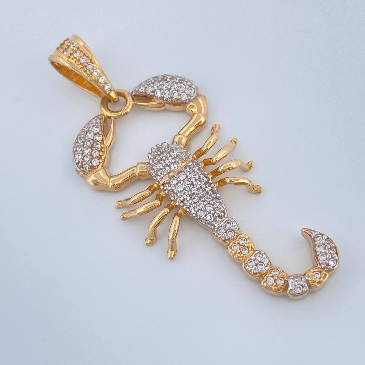 Dije Escorpion 6.1gr / 2 in / Dos Oros Amarillo Blanco 18K $