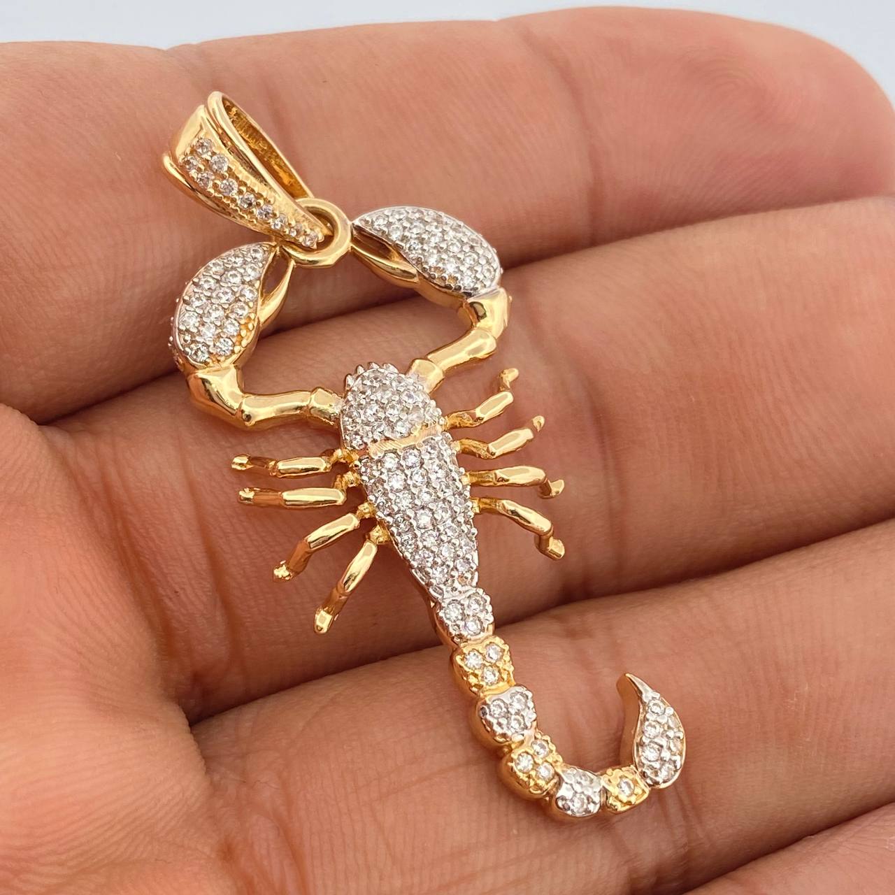 Dije Escorpion 6.1gr / 2 in / Dos Oros Amarillo Blanco 18K $