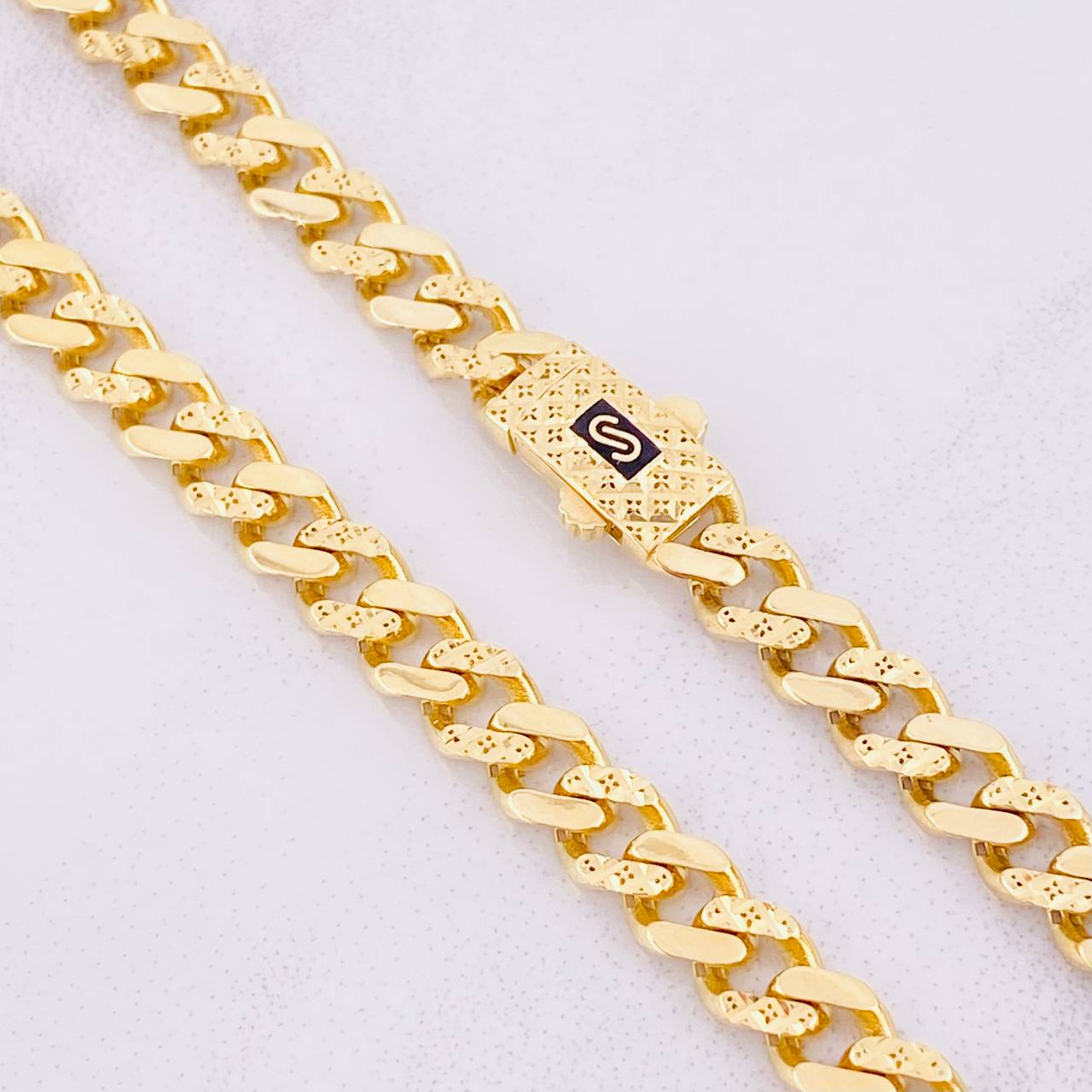 Cadena Cubana Infinito 23.05g / 22 in / 6.4mm Oro Amarillo 18K