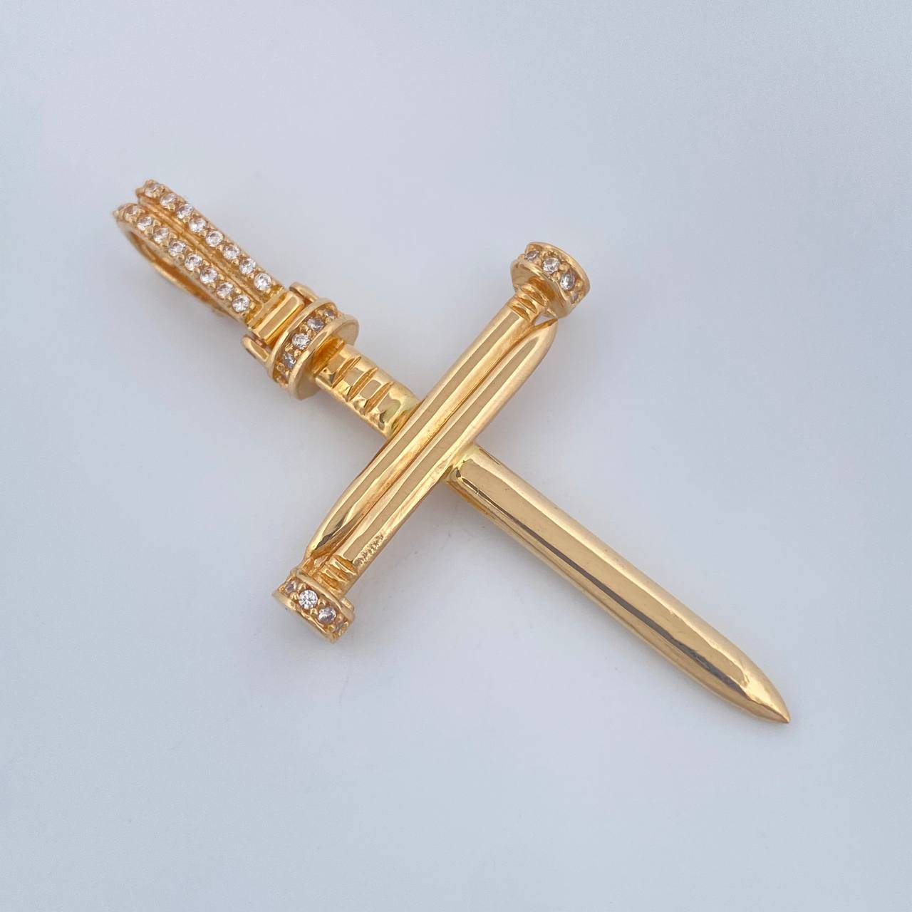 Dije Cruz Clavos 4.05gr / 2 in / Oro Amarillo 18K $