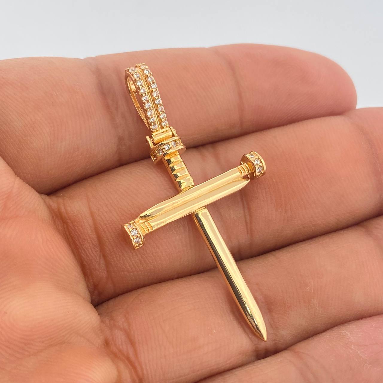 Dije Cruz Clavos 4.05gr / 2 in / Oro Amarillo 18K $