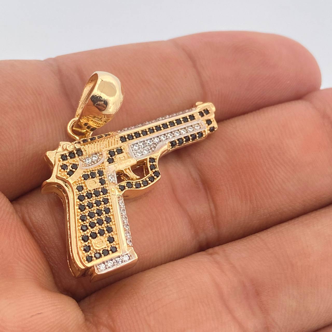 Dije Pistola 11.85gr / 1 in / Dos Oros Amarillo Blanco 18K $