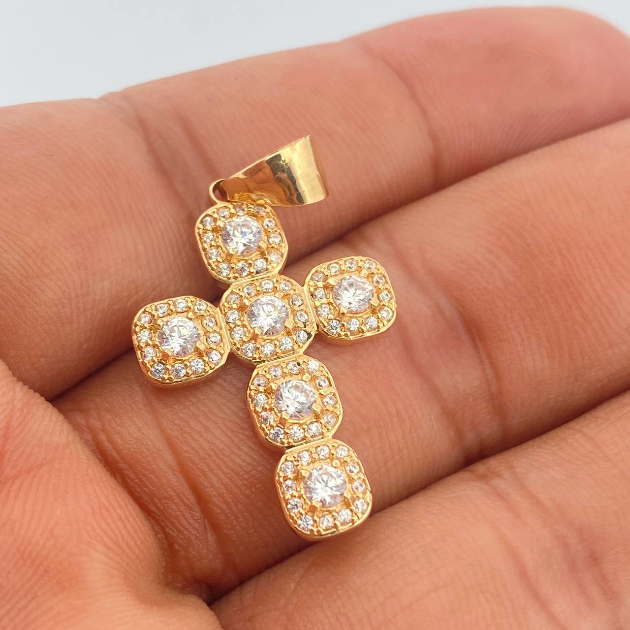 Dije Cruz Tupida 3.85gr / 1 1/2 in / Oro Amarillo 18K $