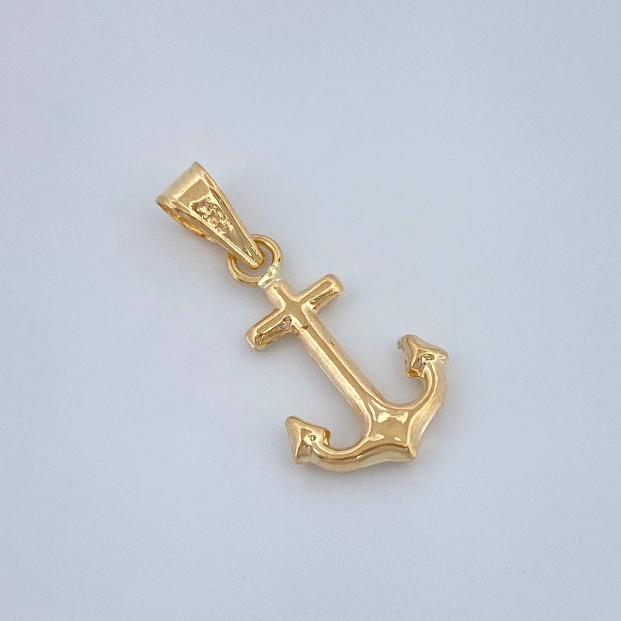 Dije Ancla 0.4gr / 3/4 in / Oro Amarillo 18K %