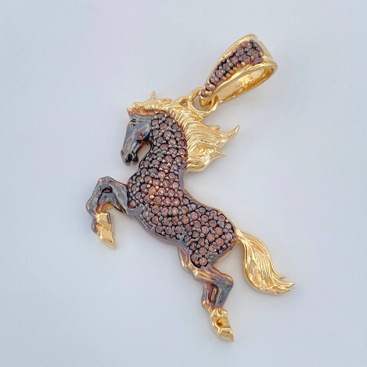 Dije Caballo 5.95gr / 1 1/2 in / Dos Oros Negro Amarillo 18K %